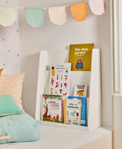 Bücherregal_Montessori_Kinder_Ordnung im Haus_Kleines Wohnen_Familie in kleiner Wohnung_Mietwohnung